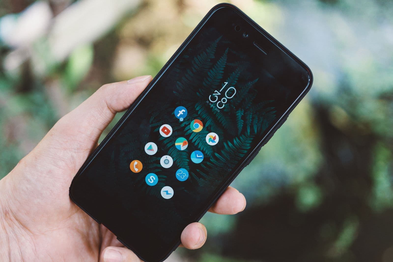 Eine Hand halt ein Smartphone mit App-Symbolen. Der Plan der EU ist eine App zur Altersverifizierung, kein Verbot von VPNs - obwohl die beiden immer wieder verwechselt werden.